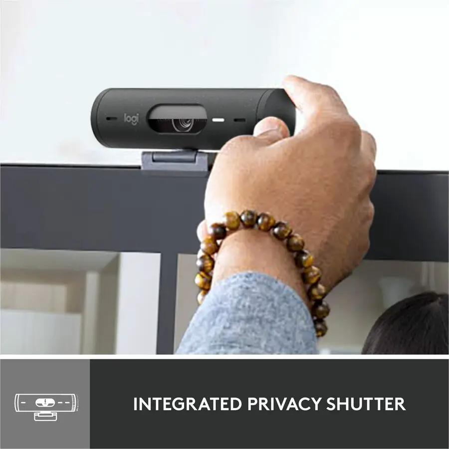 Logitech Brio 500 webcam, 1080p, graphite color, mounted on monitor, integrated privacy shutter.