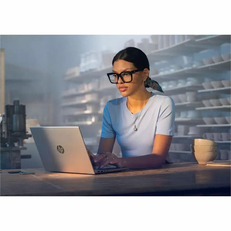 HP ProBook notebook in silver with Ryzen 7, 16 GB RAM and 512 GB SSD on a desk