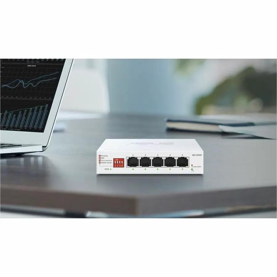 ASUS QG-U1050 5-Port 2.5G Unmanaged Switch, white desktop network switch with LED indicators
