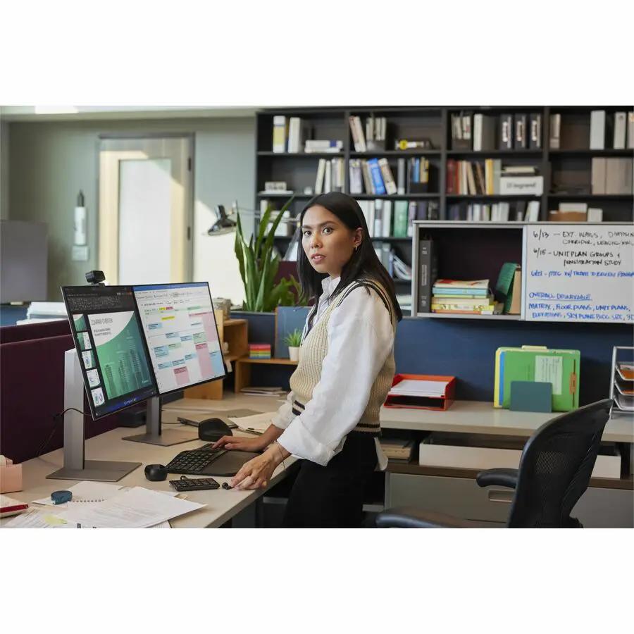 HP 724pn 24-inch WUXGA monitor on a silver stand at an office desk.