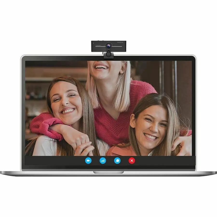 Creative Live! Cam webcam, 8 MP, black, USB 3.0, mounted on a laptop.